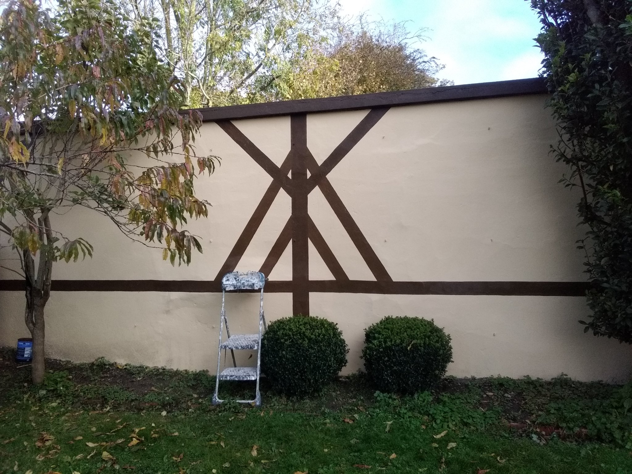 Fini — Création de fausse poutre en peinture pour décoration sur garage